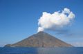 Volcans - Cone ou Dome 1200px-DenglerSW-Stromboli-20040928-1230x800 wikipedi.jpg