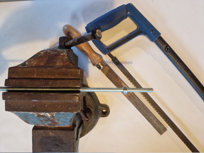 Fabriquer une base de lancement pour des fus es eau 9-couper une tige filet e.jpg