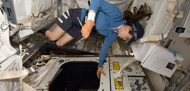 Group-Voyage bord de la Station Spatiale Internationnale ISS la fen tre pour voir l espace.png