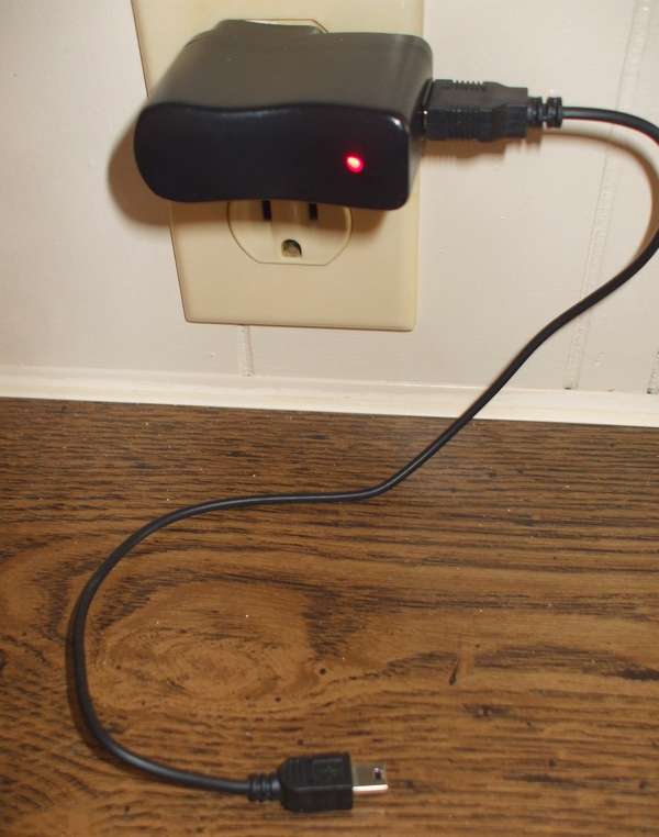Item-Chargeur à port USB compressed usbwallcharger.jpg