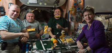 Group-Voyage a bord de la Station Spatiale Internationnale ISS La salle a manger.png