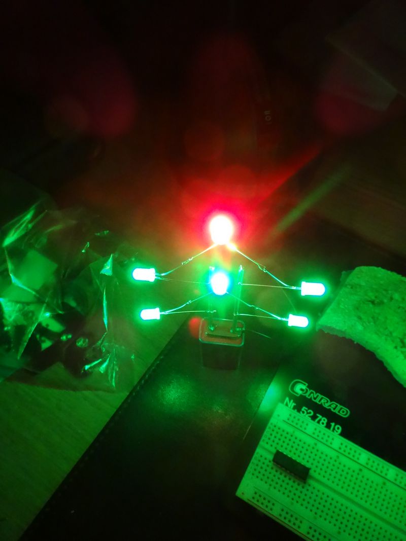 Fabriquer un sapin clignotant 2512 sapin cligno13.JPG