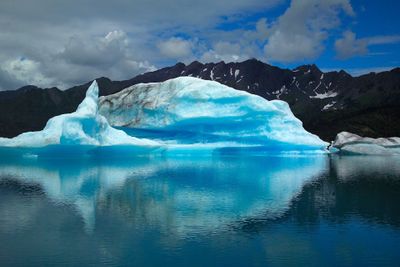 La_fonte_des_glaces_-_2e_m_thode_glacier-iceberg-red-PublicDomain.jpg