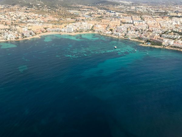 Côte d'Ibiza (Espagne) vue de la mer.